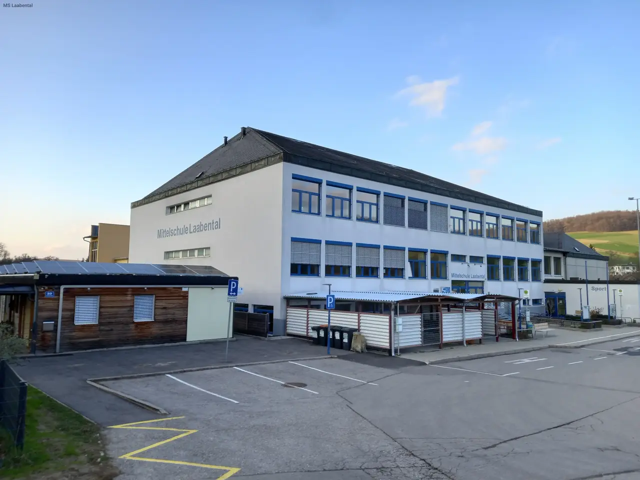 "Mittelschule Laabental Frontansicht"